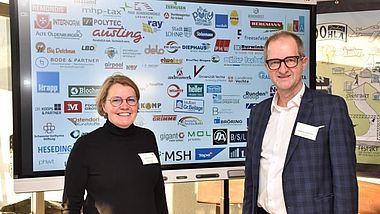 Abteilungsleiterin Sandra Sieve mit Schulleiter Ernst Escher