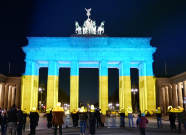 Brandenburger Tor in den urkainischen Landesfarben